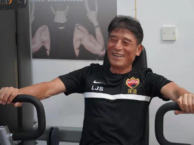 办公室撞击着旗袍美妇的肉体视频